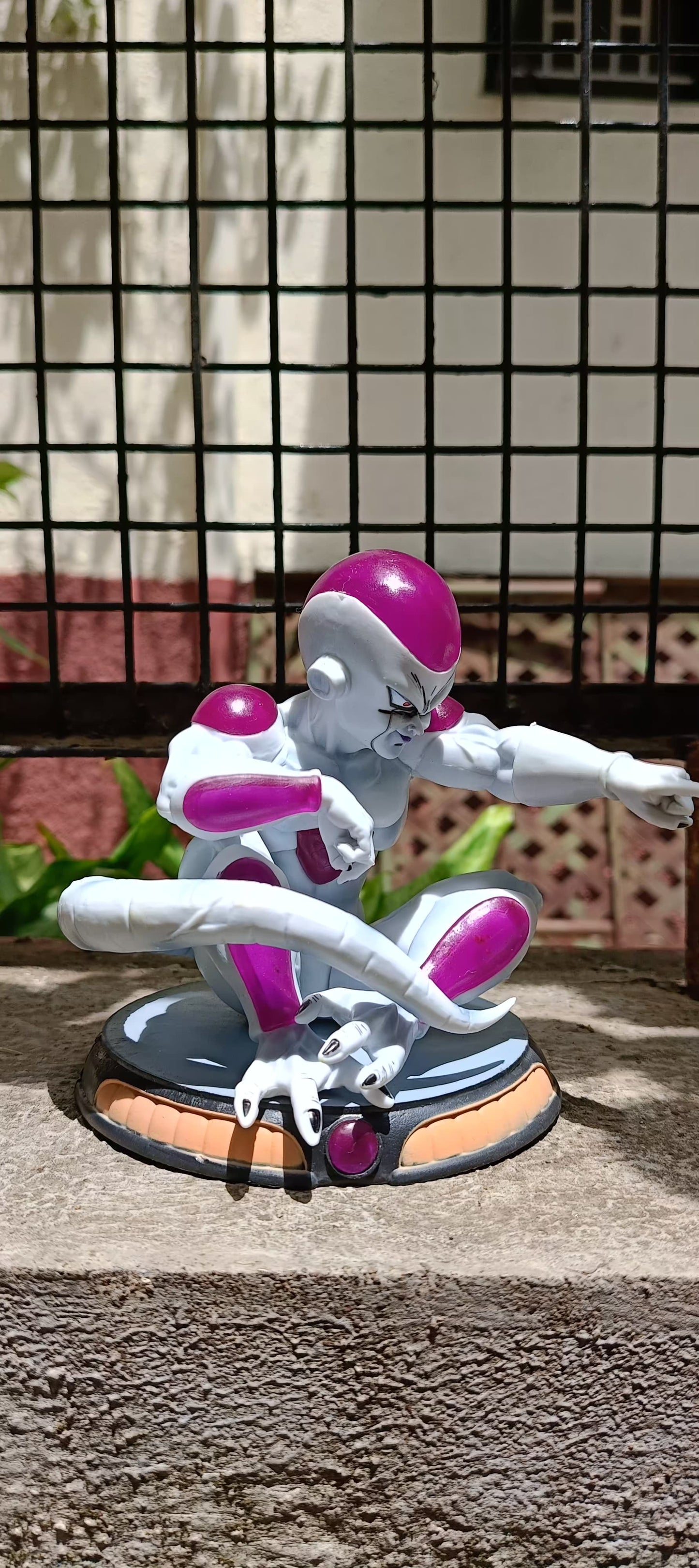 ULTIMATE FRIEZA SITTING ACTION FIGURE (14 CM HEIGHT) - DRAGON BALL Z