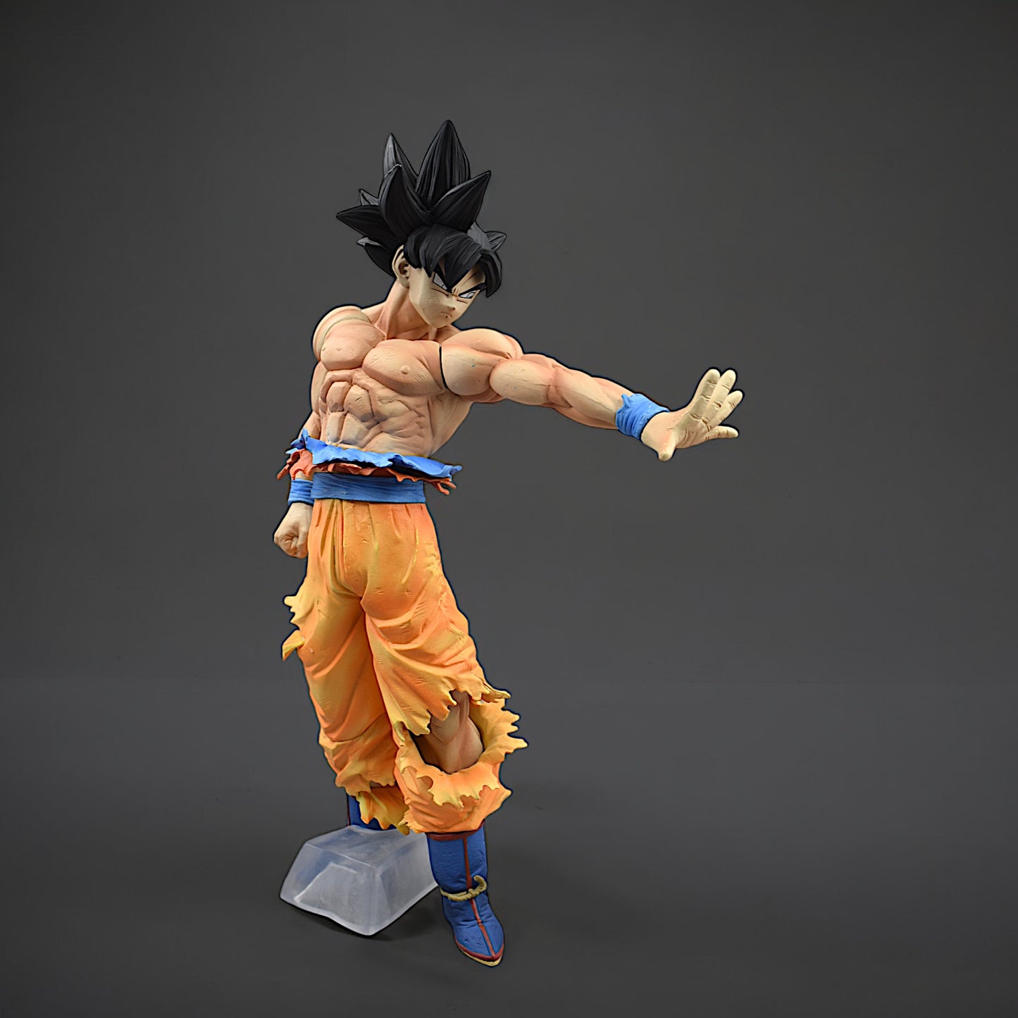 SON GOKU ICONIC LIMITED EDITION ACTION FIGURE WITH 2 REPLACEABLE HANDS (26 CM HEIGHT) - DRAGON BALL Z