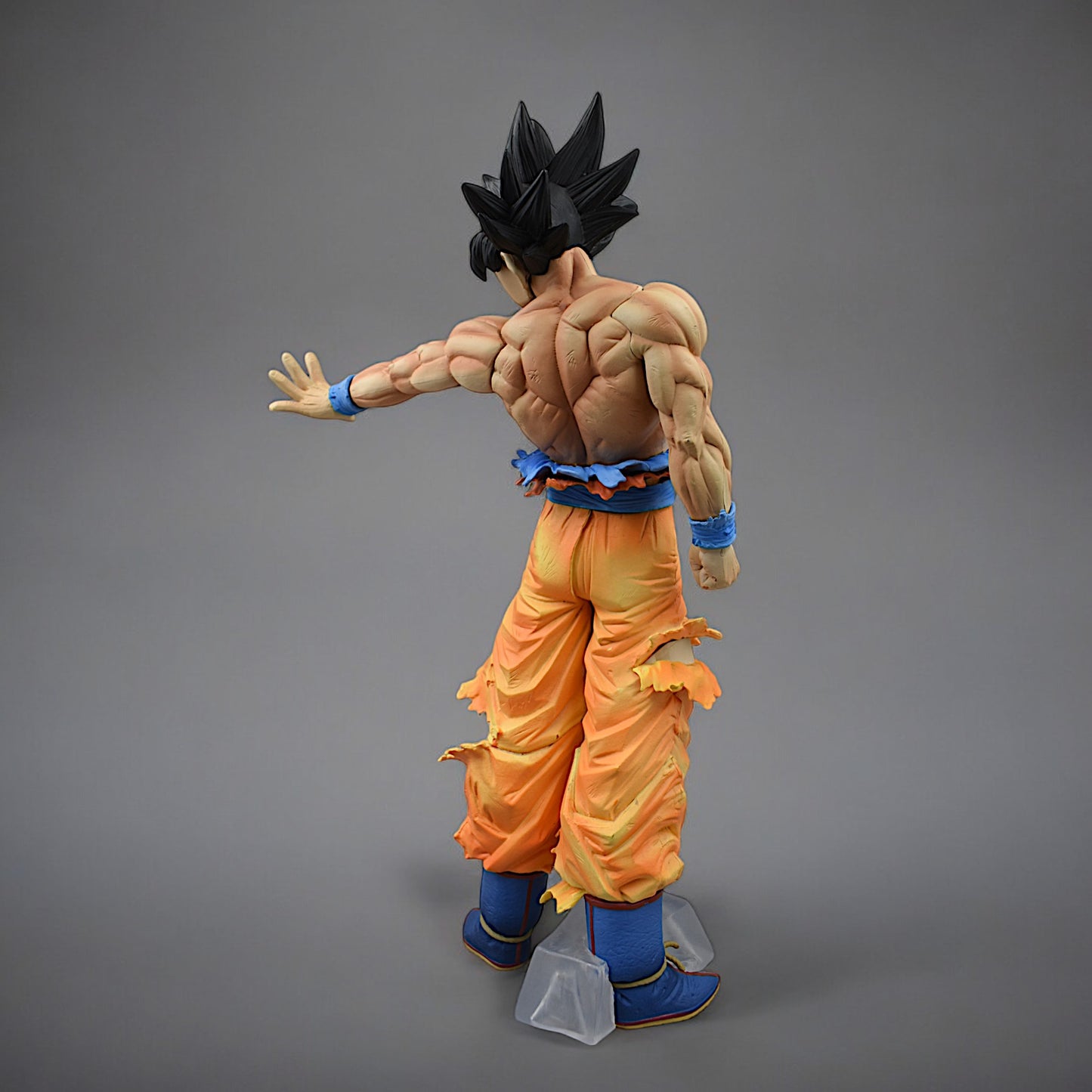 SON GOKU ICONIC LIMITED EDITION ACTION FIGURE WITH 2 REPLACEABLE HANDS (26 CM HEIGHT) - DRAGON BALL Z